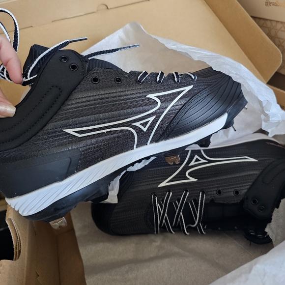 MIZUNO SWEEP 6 MID WOMEN'S METAL SOFTBALL CLEAT Tough and incredibly lightweight - Picture 3 of 16